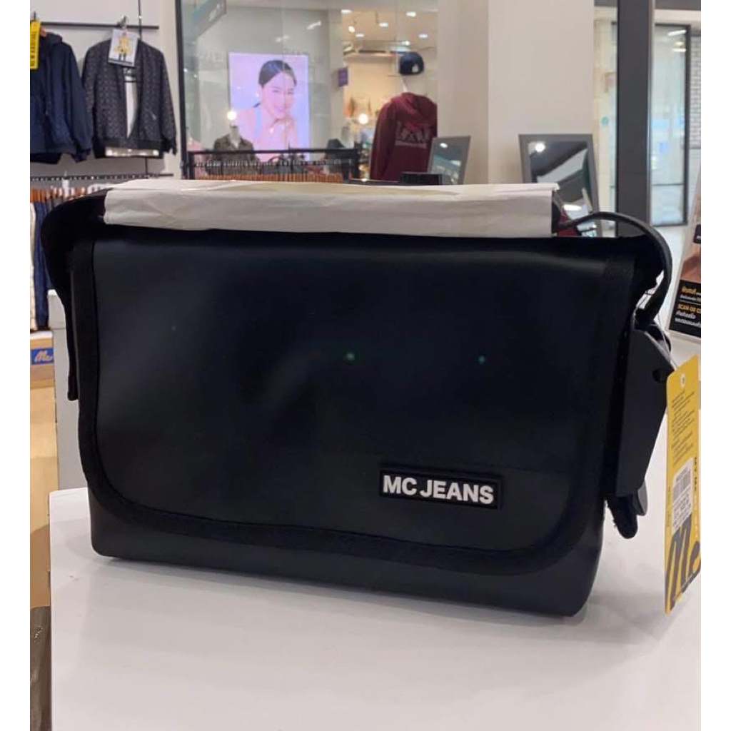 MCJEANS กระเป๋าสะพายข้าง สีดำล้วน พร้อมส่งเเบรน์เเท้