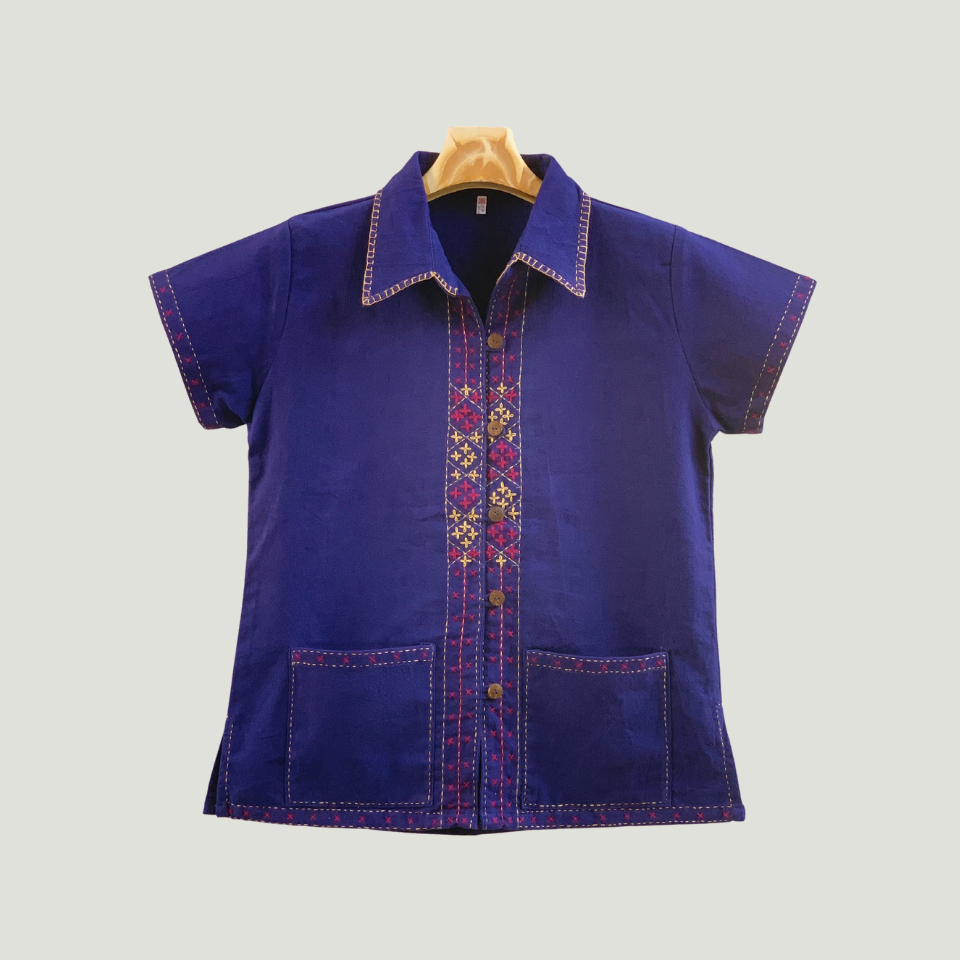 เสื้อผ้าเมืองผู้หญิง เสื้อคอเชิ้ตม่อฮ่อมดอกจิกคลาสสิก ยิ่งใช้สียิ่งสวย แขนสั้น งานวาดมือปักสวยๆ ใส่ทำงานเก๋ๆมีขนาดถึง44″ ราคา ถูกที่สุด ดีลบีเคเค รูปภาพหลัก