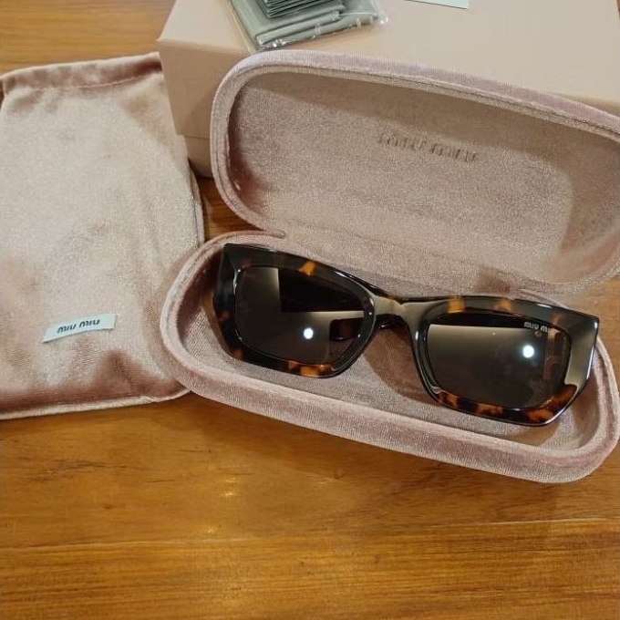 แว่นกันแดด miu miu 09ws อุปกรณครบ พร้อมใบรับประกันสินค้า 2 ปี