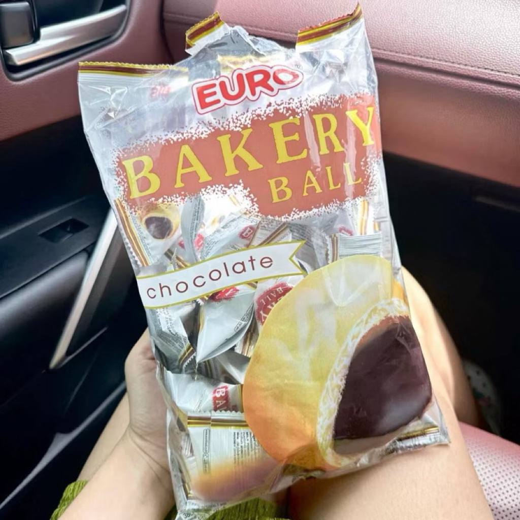 (ส่งไวมาก! ขนมในตำนาน) ยูโร่เบเกอรี่บอล Euro Bakery Ball ไส้ช็อคโกแลตแน่นๆ อร่อยมาก