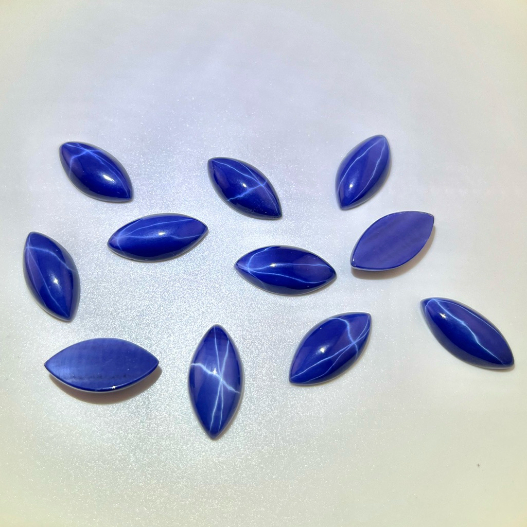 ลิลลี่ สตาร์ สีน้ำเงิน พลอย (พลอยสั่งเคราะเนื้อแข็ง) ทรงมาคี หลังเบี้ย มี ลาย BLUE LINDY STAR MARQUISE (4x8mm – 6x12mm) ราคา ถูกที่สุด ดีลบีเคเค แกลเลอรีภาพที่ 3