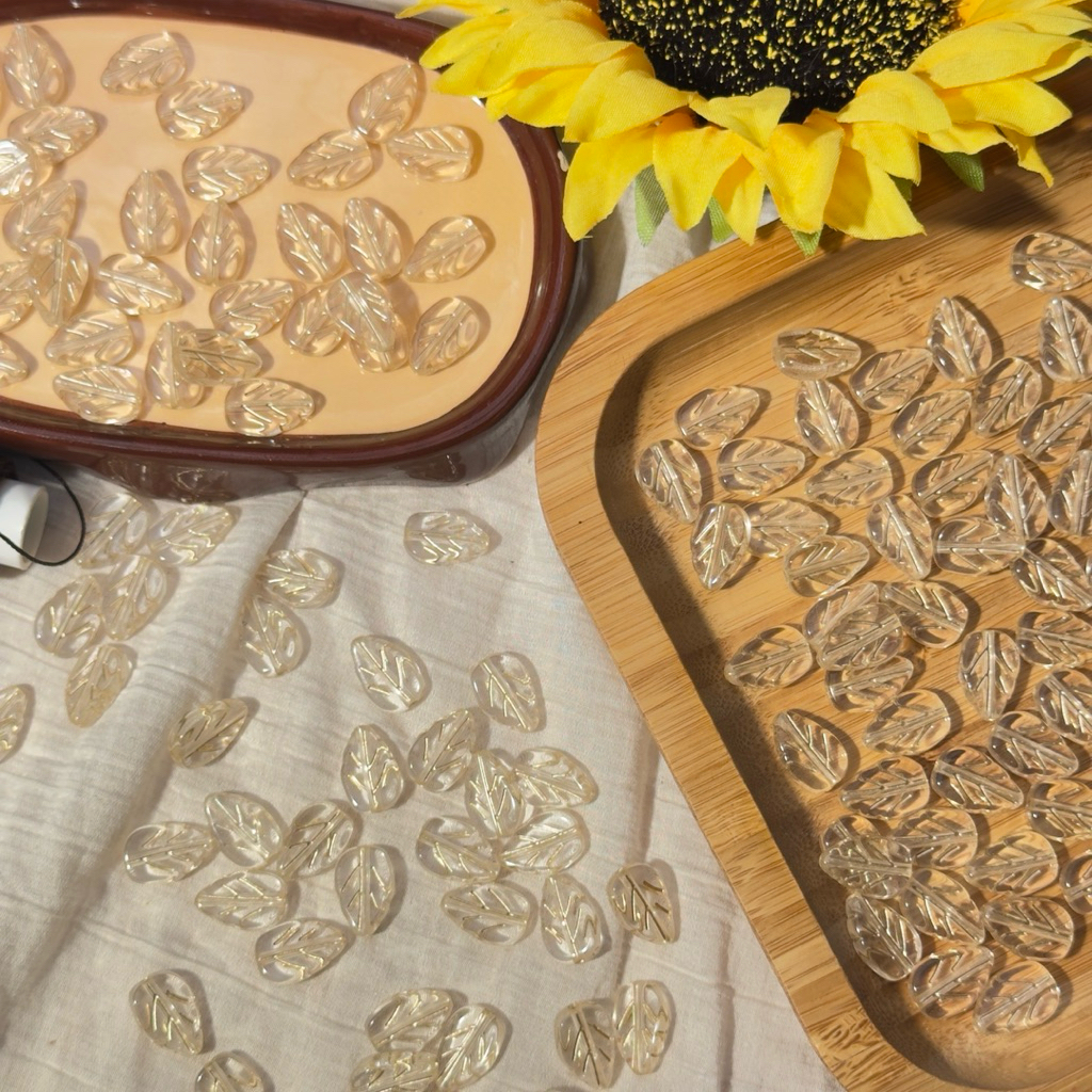 ลูกปัดอะคริลิคใสทรงดอกไม้/ใบไม้ 10 ชิ้น DIY