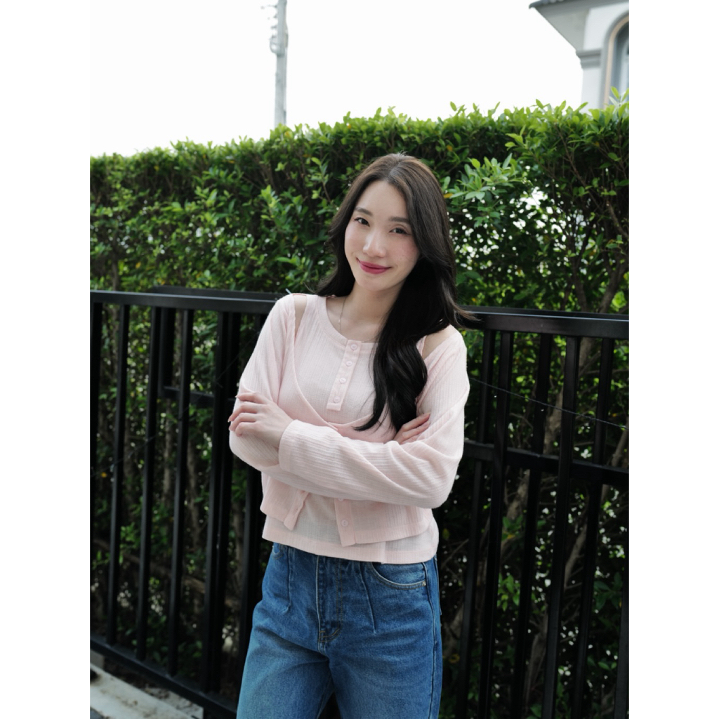 เสื้อแขนยาวคอกลม ‘เว้าหัวไหล่’