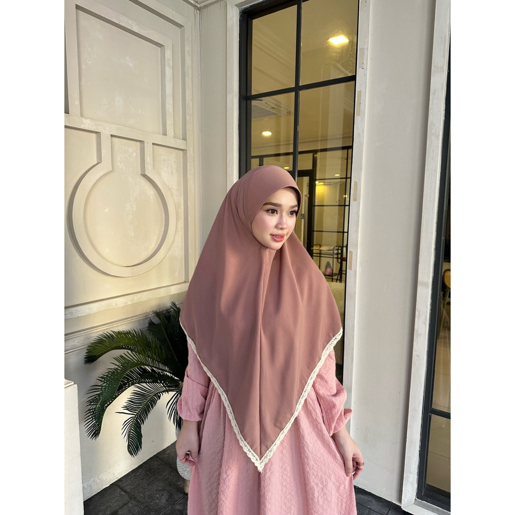 ฮีญาบสามเหลี่ยมติดลูกไม้