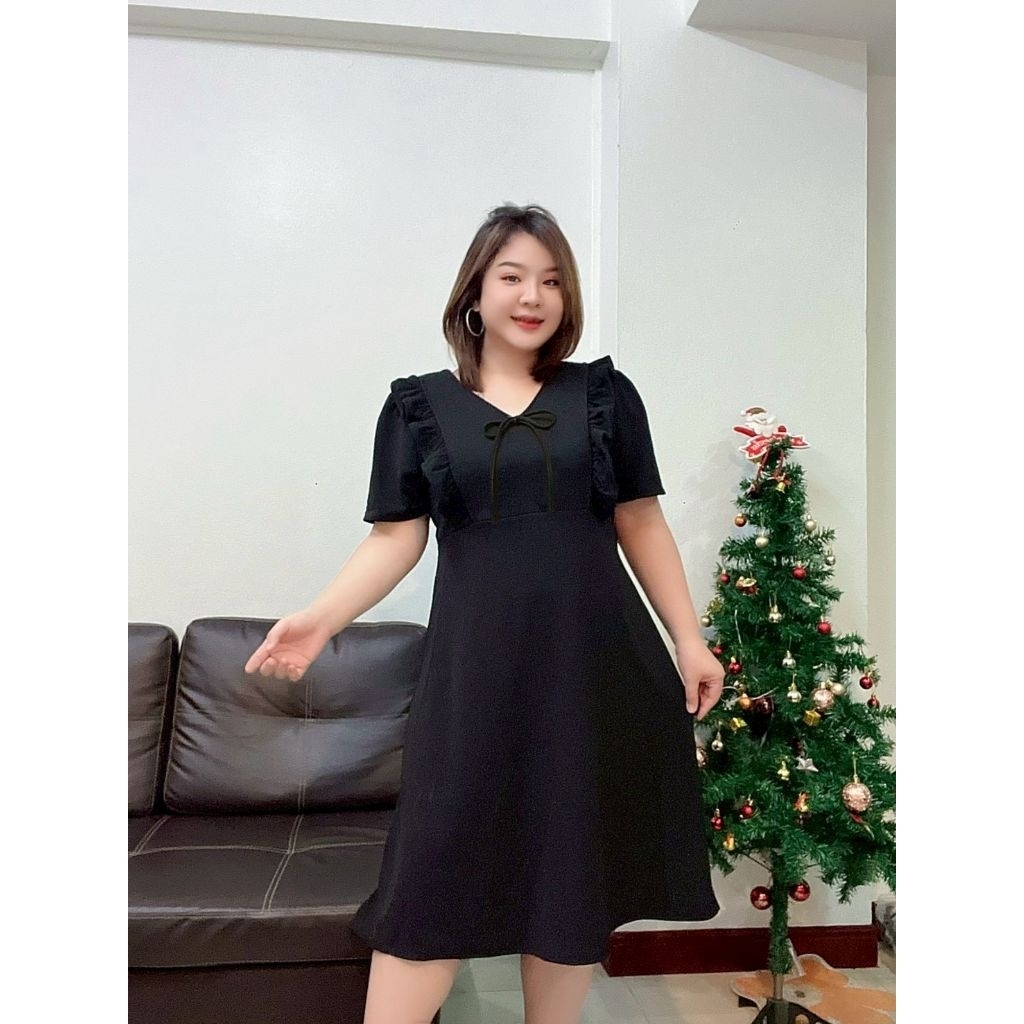 ชุดเดรสสาวอวบ ผ้าวูลเวฟทั้งชุด แต่งระบายผูกโบว์ สม็อคเอวด้านหลังขนาดฟรีไซส์ รอบอก  40-47 นิ้ว ความยาว 42 นิ้ว