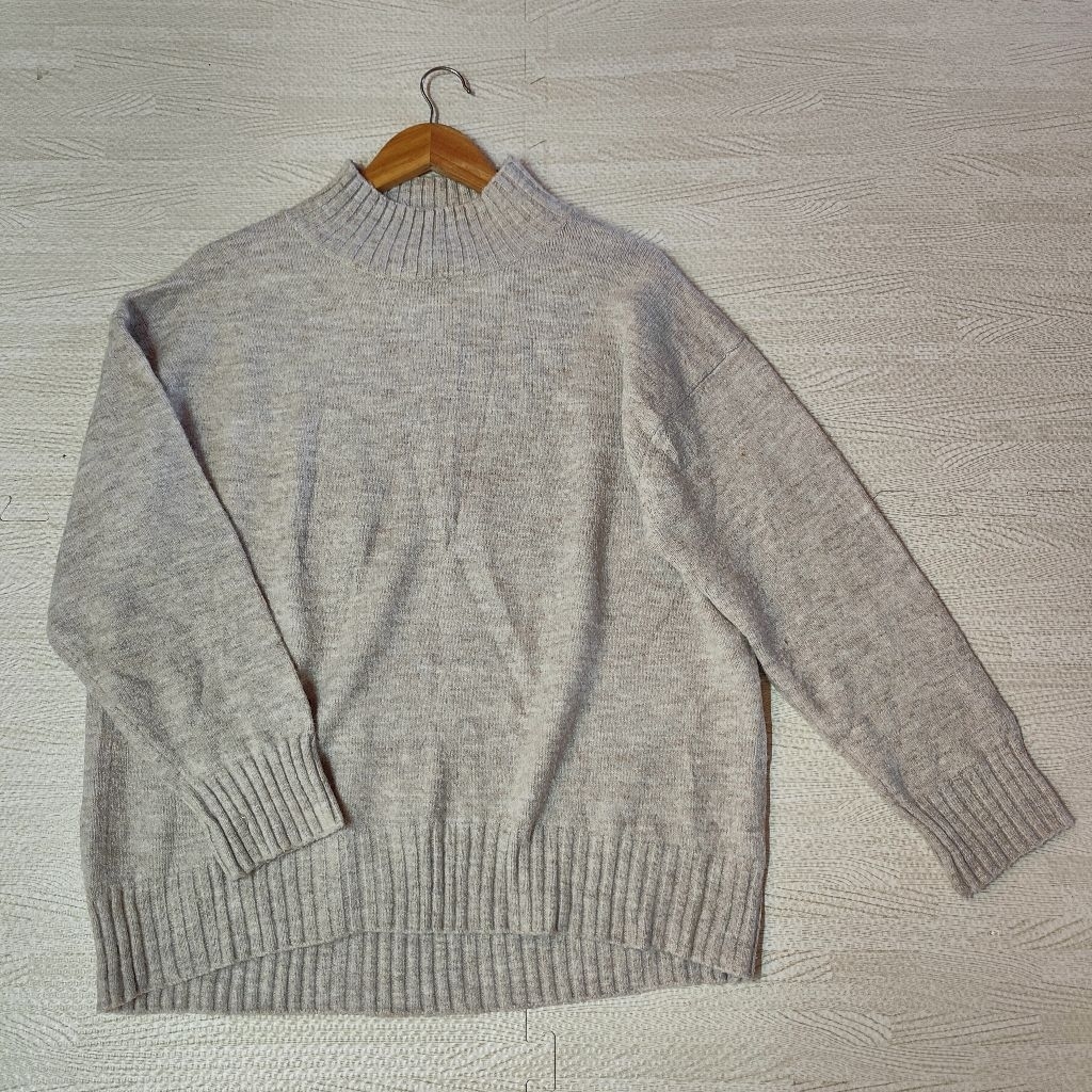 GU Knitted Sweater เสื้อสเวตเตอร์ไหมพรม คอปีน สีน้ำตาลอ่อน Size XL หญิง มือ2