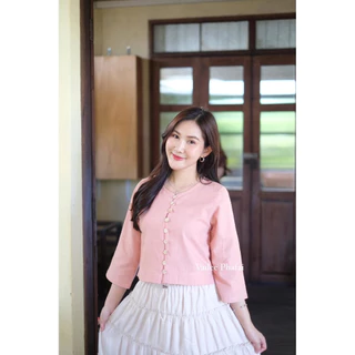 เสื้อคอกลมแขนสามส่วนผ้าฝ้าย รุ่นกระดุมดอกไม้