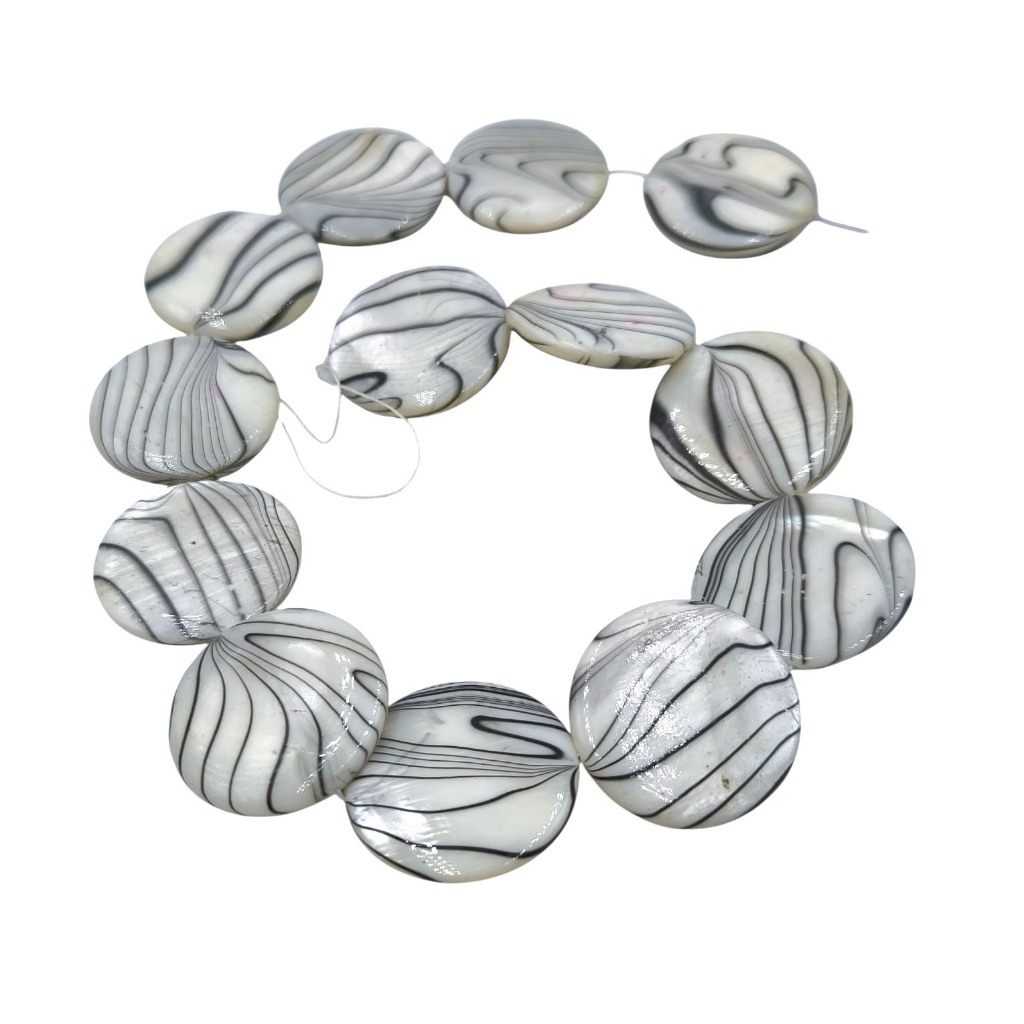 ลูกปัดเปลือกหอยมุกแท้ลักษณะรูปกลมแบนสีขาวลายม้าลาย  Flat Round White Zebra Mother of Pearl Bead ขนาด 30 mm - (LZ-0849)