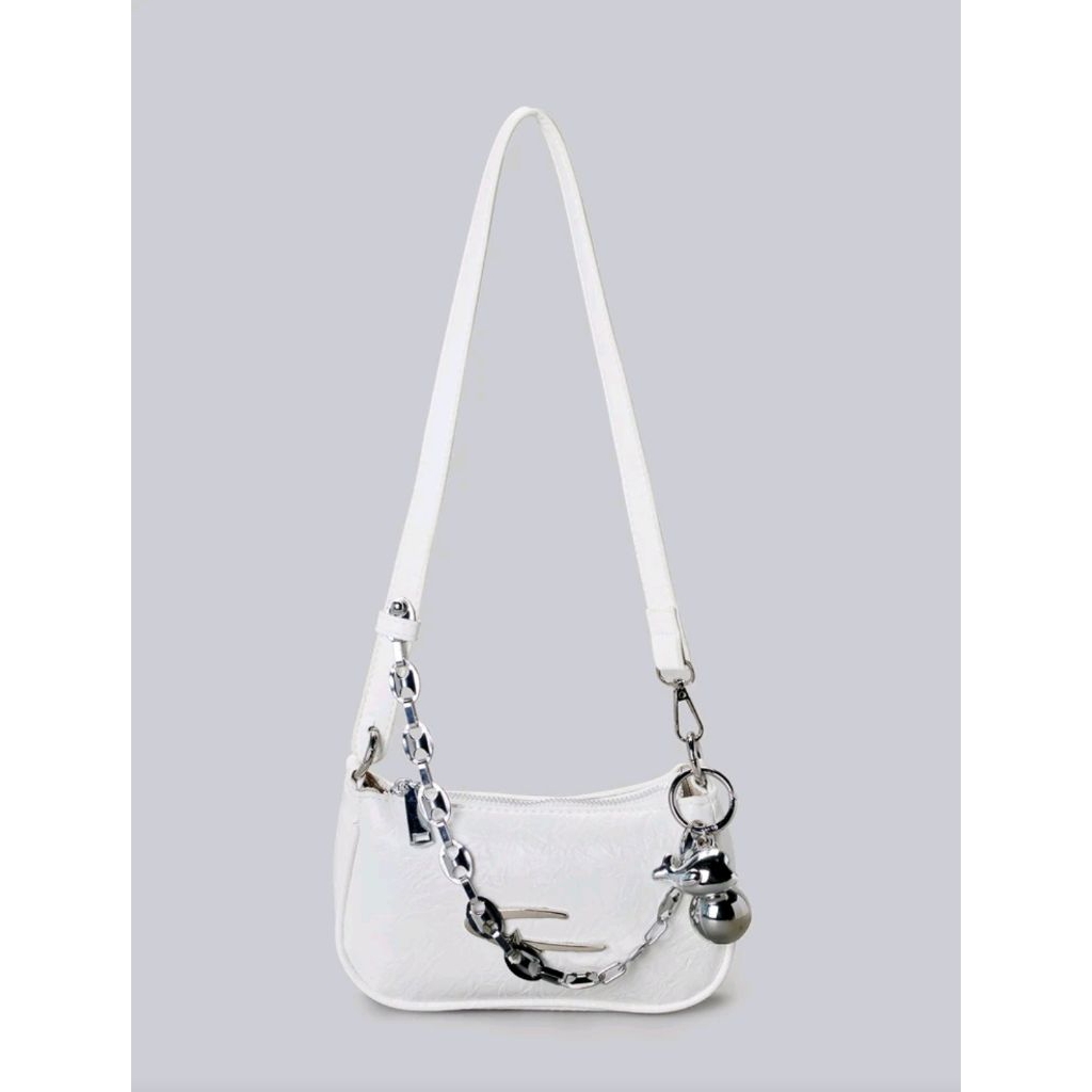 [Pre-order 7–14 วัน] DareSee กระเป๋าสะพายข้าง ทรงกล้อง หนัง PU สีขาว แต่งดาวโลหะ & โซ่ | Metallic Y2
