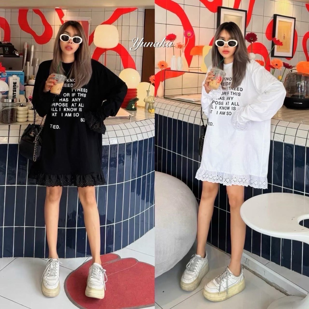 เดรสสั้นคอกลมแขนยาว ทรงปล่อย แต่งลูกไม้ฉลุที่ปลายแขนและชายเสื้อ