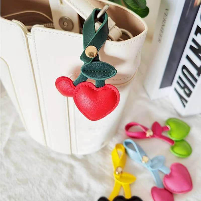 ส่งด่วน GUCSELECTED(B2471) พวงกุญแจ จี้ตุ๊กตาเชอร์รี่หัวใจสีแดง หนังพียูสําหรับห้อยกระเป๋า - รูปที่ 2