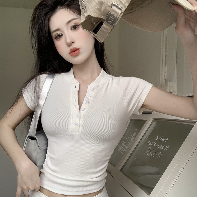 เสื้อยืดคอวีวินเทจสไตล์อเมริกัน กระดุมหน้า แขนสั้น เข้ารูป ใส่แล้วดูผอม ทรงสั้น