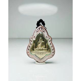 กรอบพระเลเซอร์ หลวงพ่อกวย ชุตินธโร ขนาดพระ 2.8x3.6 cm. วัสดุเป็นอะคริลิค แบบใส่เองได้ที่บ้าน มีสินค้าพร้อมส่ง