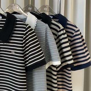 SISSY : เสื้อโปโลแขนสั้น (XS-XXL) คอบัวแต่งขอบลูกไม้ แขนตุ๊กตา ปักอะไหล่โลโก้เงิน ผ้าถัก ใส่สบาย
