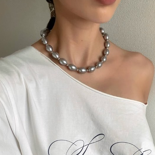 SALT POOL Eira Necklace สร้อยคอมุกเชลล์สีเงิน ทรงโอวัล เรียบหรูใส่งายกับทุกลุค