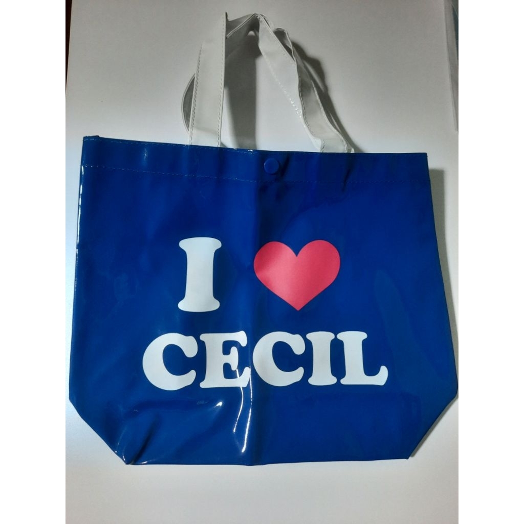 (มือสอง ~ จัดส่งแบบพับครึ่งค่ะ) กระเป๋า ☆ Cecil McBee ☆

ขนาด 24.5 × 29.5 cm.