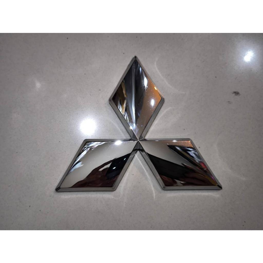 แผ่นป้ายโลโก้หน้ากระจังmitsubishi triton ปี 2005 ถึง 2014 มี 3 สี จำนวน 1 ตัว   สินค้าดีจบในที่เดียว