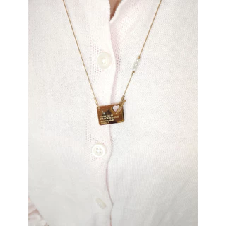 nice try studio x garnet - Peace & Love Postcard Necklace สร้อยคอแบบยาว พร้อมไข่มุกแท้ กันน้ำ กันเหงื่อ