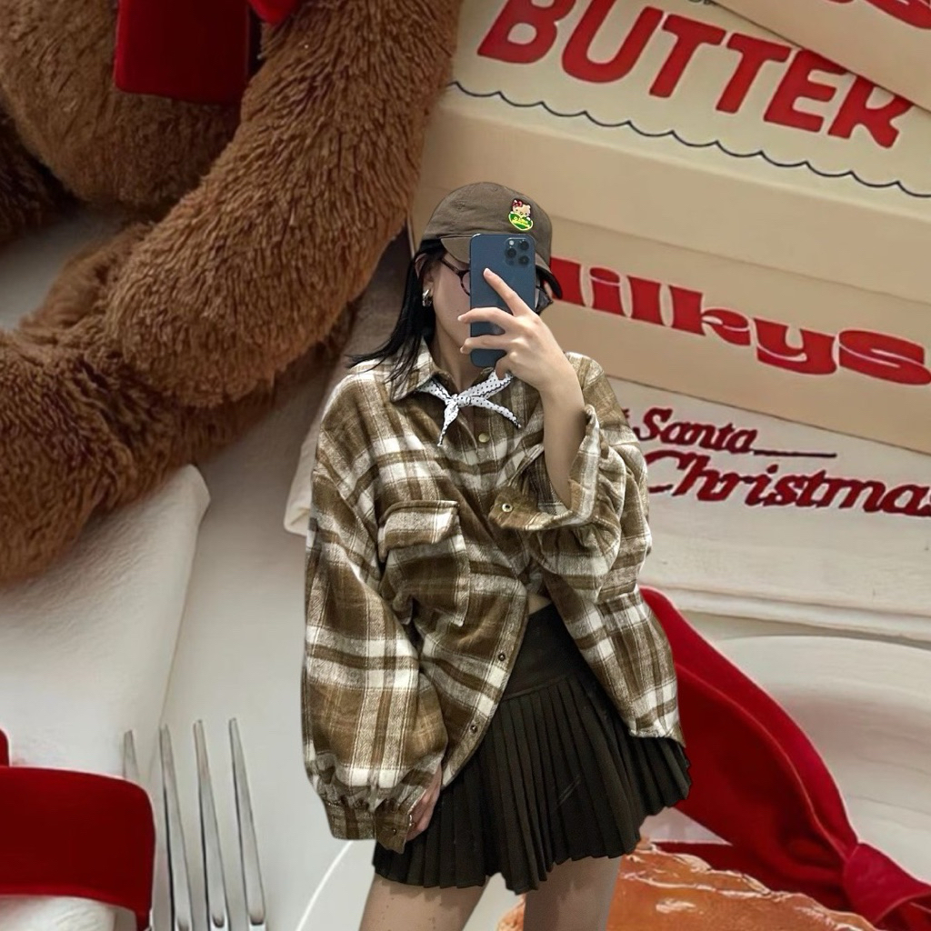plaid shirt.☁️🤎 เสื้อเชิ๊ตคอปก แขนยาว เนื้อผ้าลาย plaid ผ้าแบบหนานุ่ม มี texture สีโทนน้ำตาล น่ารักมาก ใส่คลุม - รูปที่ 3