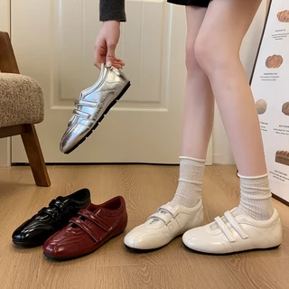 รองเท้าผ้าใบแบบแมรีเจนทรงแฟลตสไตล์ใหม่ ได้แรงบันดาลใจจากรองเท้าบัลเล่ต์ เหมาะสำหรับใส่เล่นกีฬาหรือใส่ลำลอง