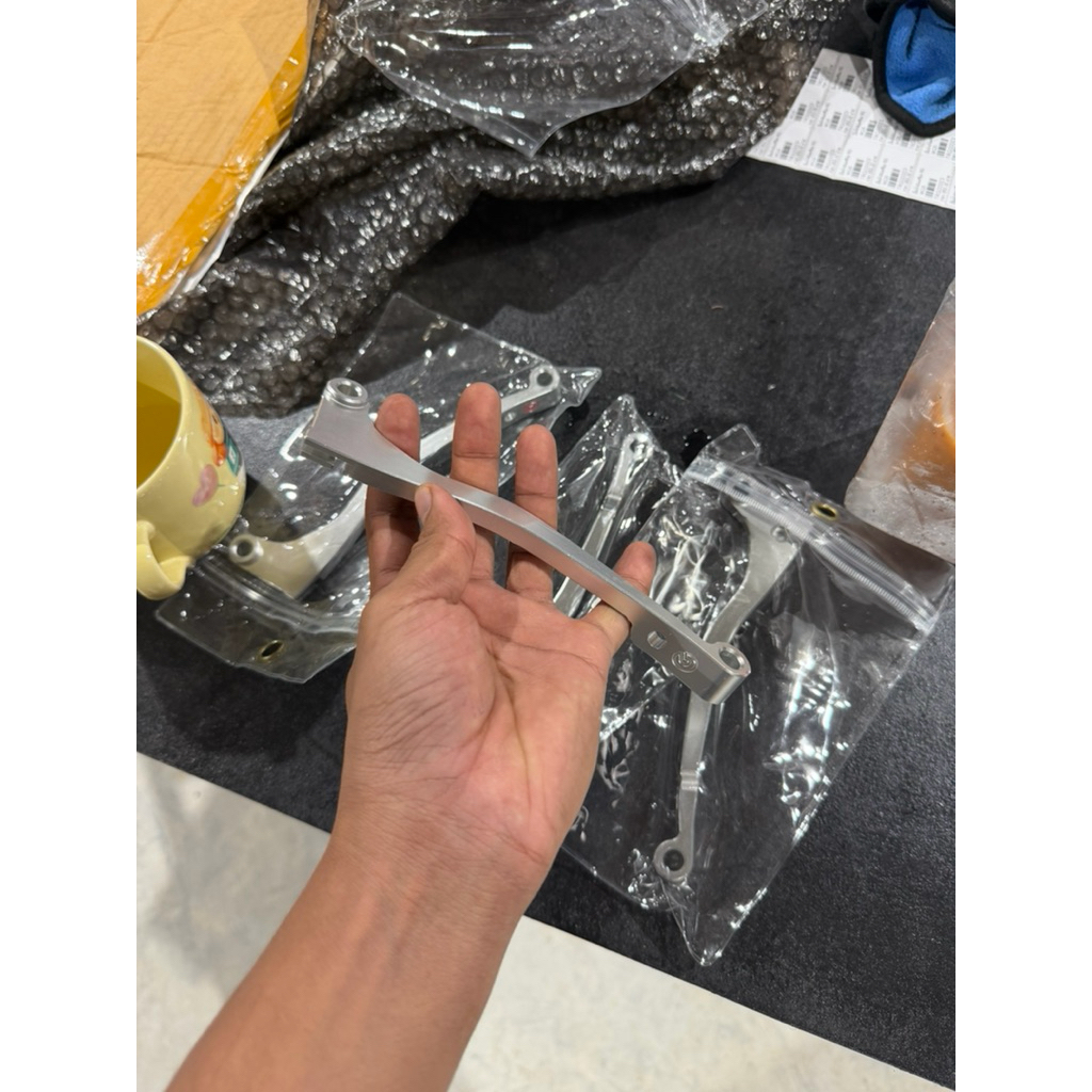 มือครัช  ดูฮาน มีโลโก้ ตัว c  งาน cnc ใส่หูครัชโซนิค แดช เดิมได้ w110-125  (msxไม่ได้) มือครัช cnc (TAP00958) - รูปที่ 2