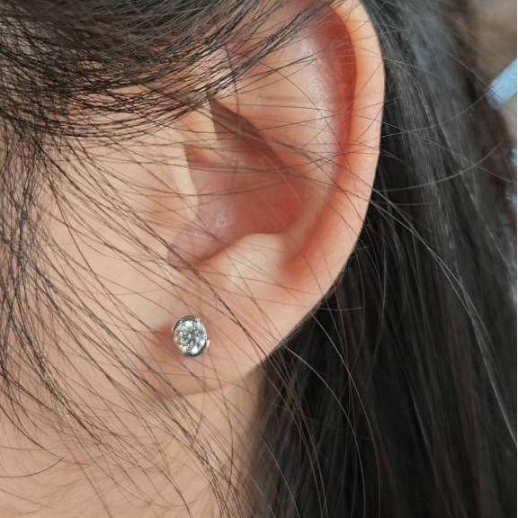 NEW IN “Half Bezel Studs 0.32ct.Each(ต่อข้าง) เพชรน้ำขาวบนตัวเรือนทองแท้9K💎 #E000539