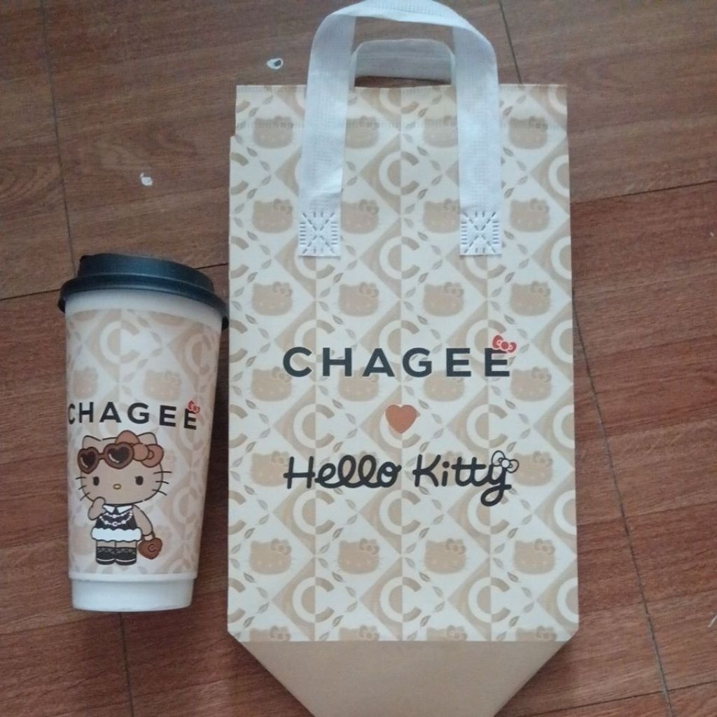 🩷พร้อมส่ง🩷ถุงเก็ยความเย็น และแก้ว chagee hello kitty สินค้าพร้อมส่งค่