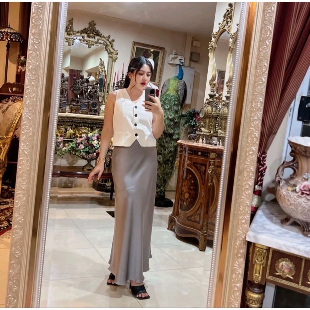 Vivian Satin Maxi Skirt : Sogood.Brandกระโปรงยาวผ้าซาติน  สีครีม M