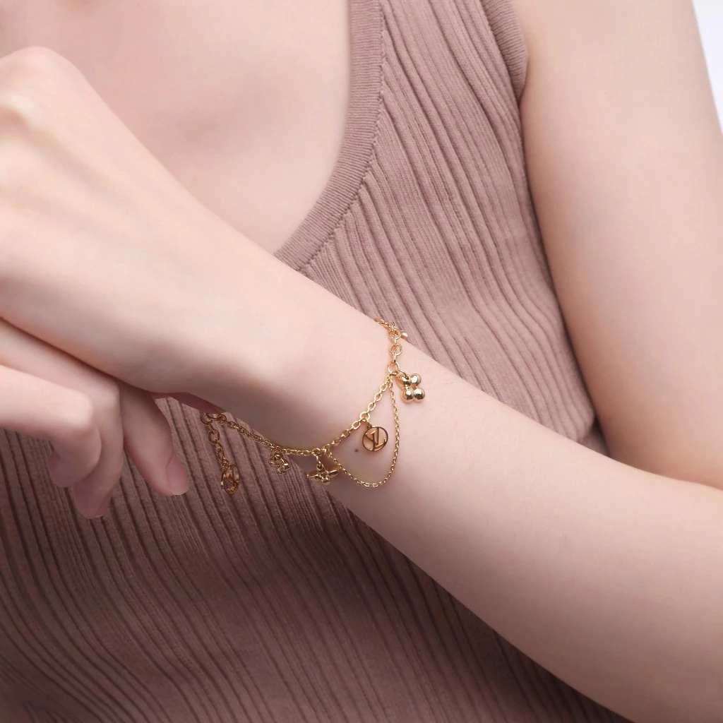 | ของแท้ 100% | 🎁 Louis Vuitton สร้อยข้อมือ Four-leaf Clover Accessories