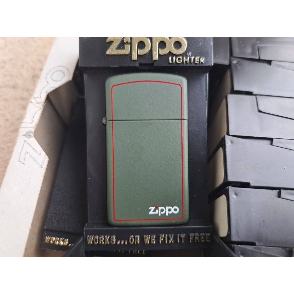 Zippo Slim Green Matte 1627
Made in USA 

สินค้าใหม่มือหนึ่ง นอนกล่อง เก่าเก็บ 

