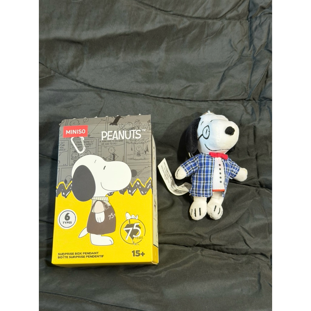 ตุ๊กตาห้อยกระเป๋า ของใหม่ จาก Miniso No. 04 ของแท้ Snoopy Peanut Comics 75th Anniversary