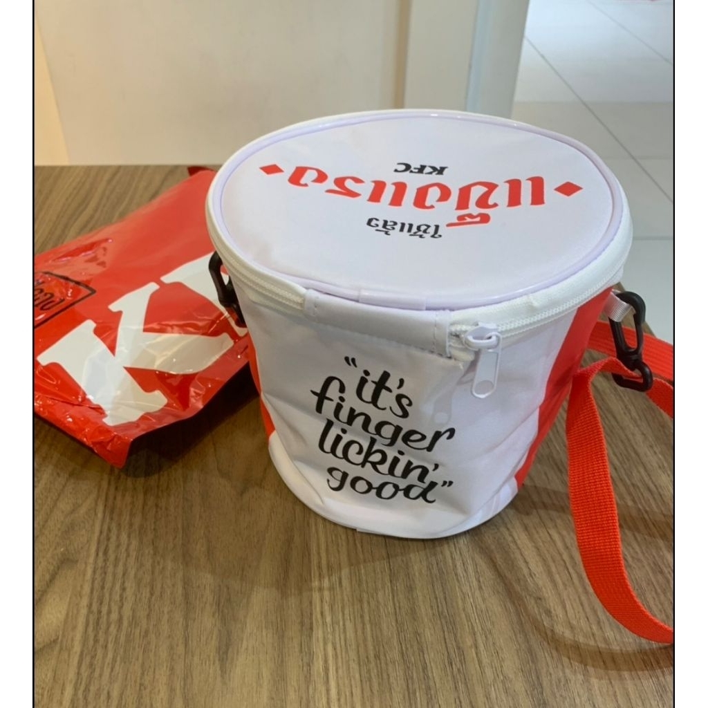 KFC bucket bag hat กระเป๋าบักเก็ตโชคดี ของที่ระลึกจาก เคเอฟซี หมอนผ้าห่ม กระเป๋า เสื่อ หมวก