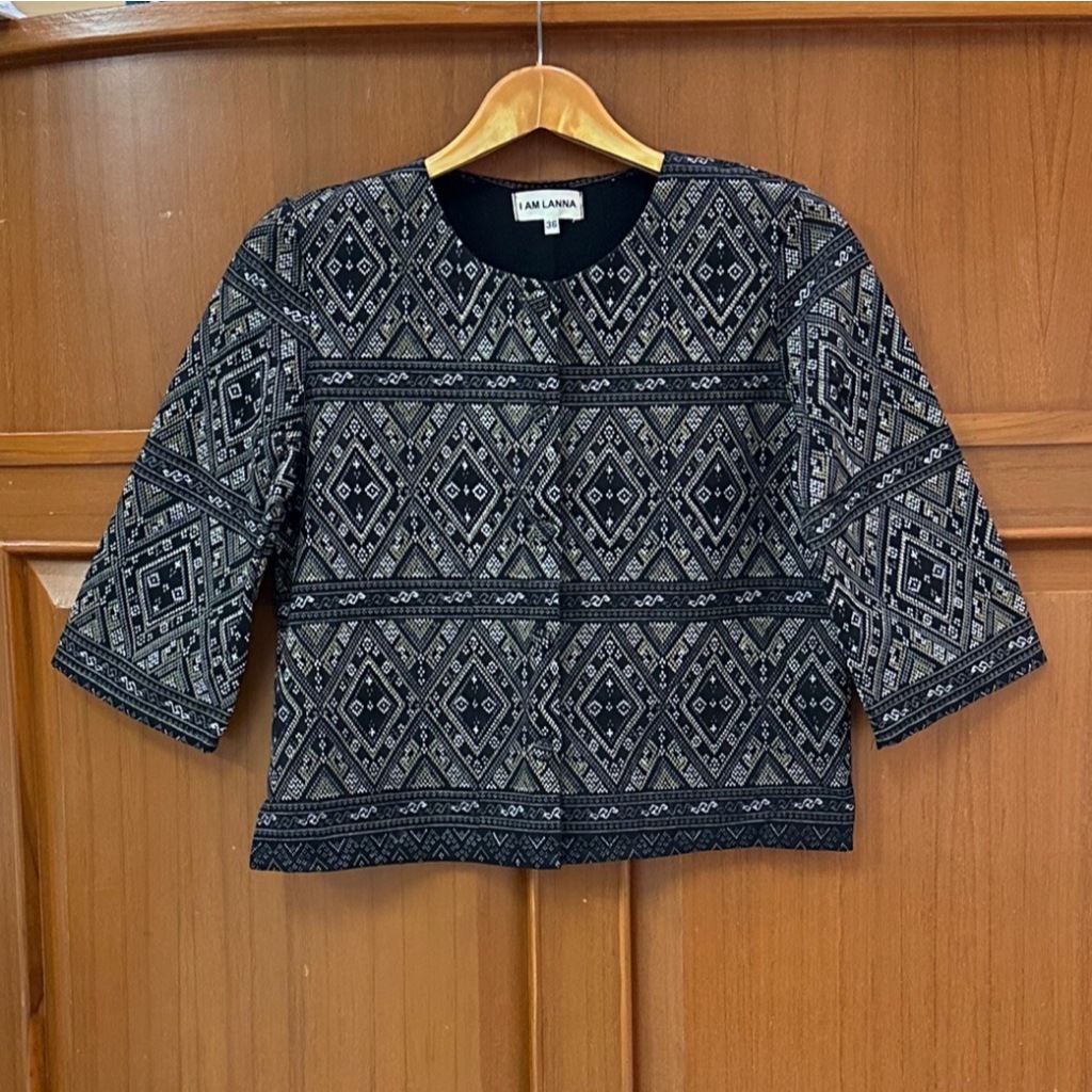 เสื้อคอกลม กาสะลองผ้าหมักโคลน ลายแพรวาดำ