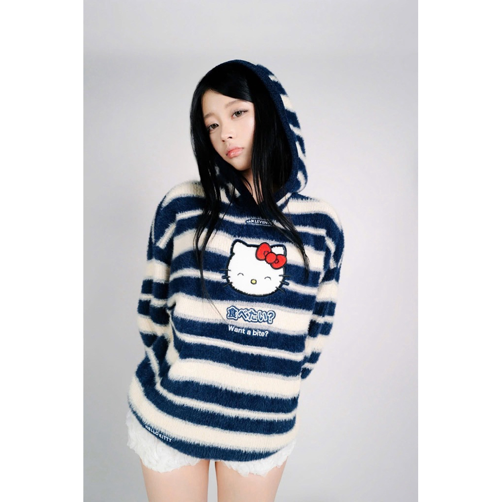 (Pre-order🇻🇳 14-20 Day) แบรนด์เวียดนาม LEVENTS® x HELLO KITTY | STRIPED FUR KNIT BOXY HOODIE | เสื้อ