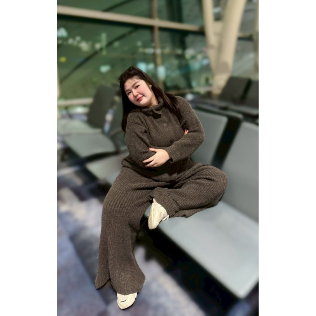 HP60 Airport look ทรงสวย ผ้าไหมพรม อุ่น หนา เสื้อกระดุมผ่าหน้า ใส่แบบคอปกหรือติดกระดุมเป็นคอตั้งก็ได้ กางเกงทรงขากว้าง - รูปที่ 6