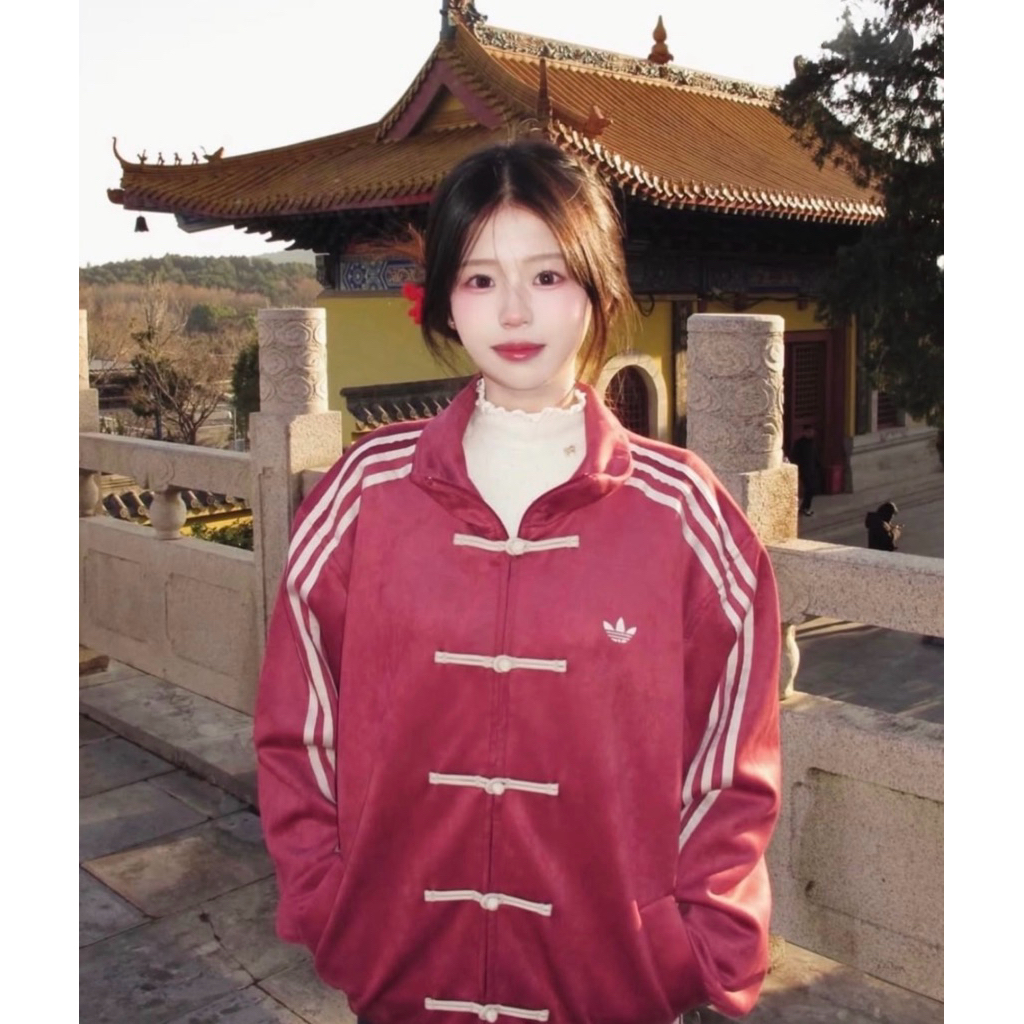 [พร้อมส่งในไทย] เสื้อ ADIDAS CHINESE NEW YEAR JACKET รุ่นฮิต! 2025 ของแท้ 100% ราคา ถูกที่สุด ดีลบีเคเค แกลเลอรีภาพที่ 7