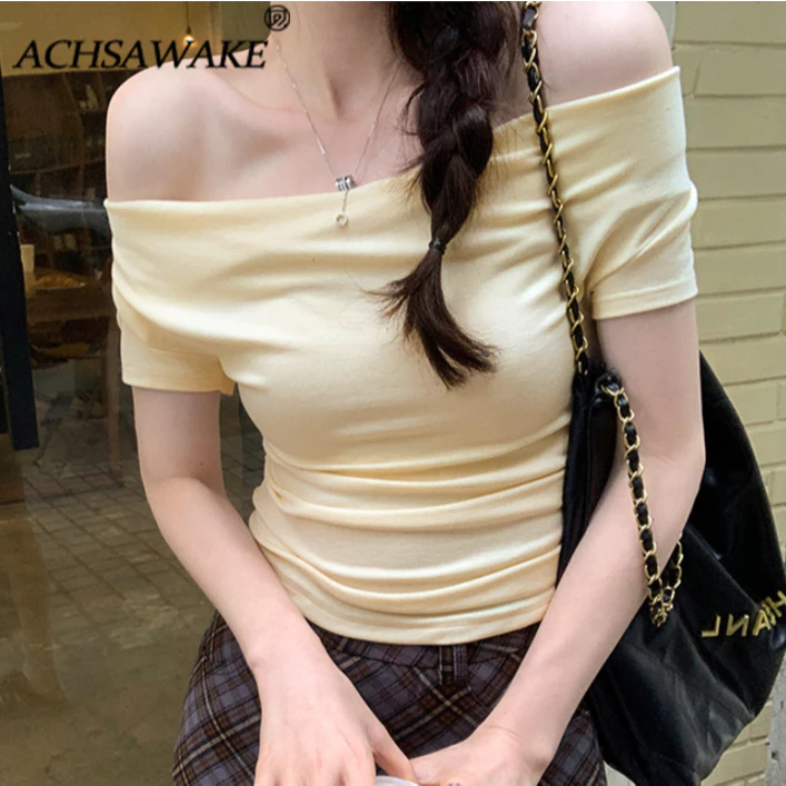 ACHSAWAKE สุภาพสตรีออกแบบความรู้สึกเอียงไหล่แขนสั้นปิดไหล่บางเสื้อยืดด้านบน