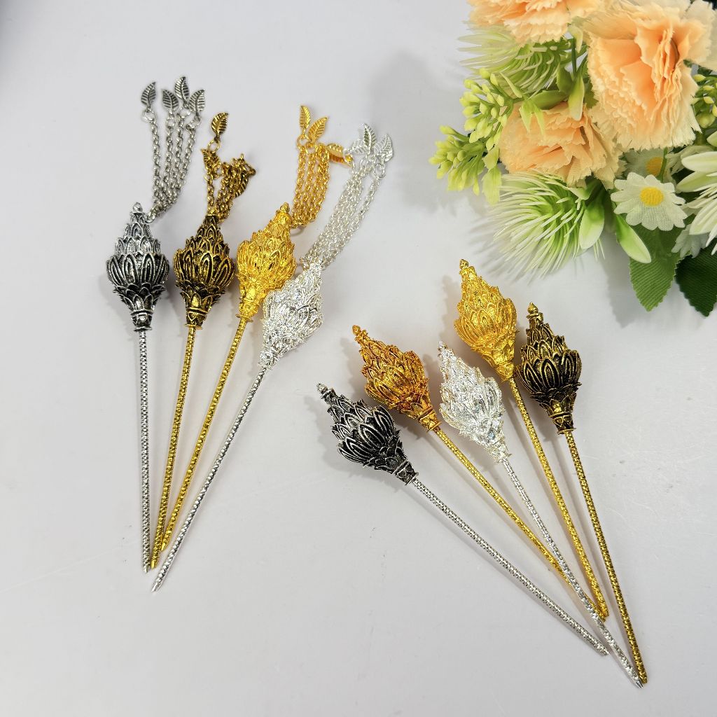 ปิ่นปักผมลายไทย ดอกพุด มีให้เลือกหลากหลายสีสัน เลือกใช้เข้ากับชุดไทยได้ง่าย ใช้ได้ทุกงาน