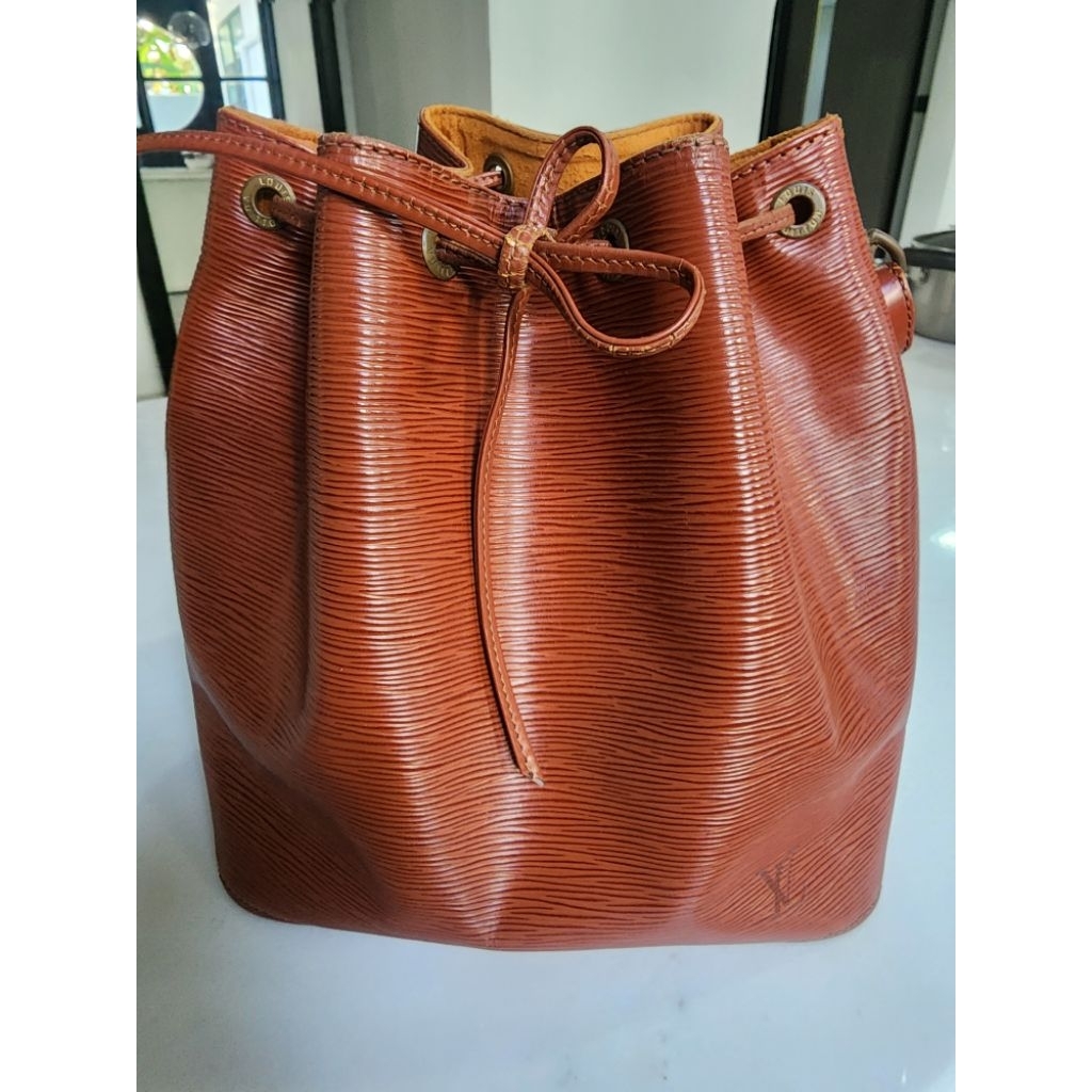 louis vitton bucket bag