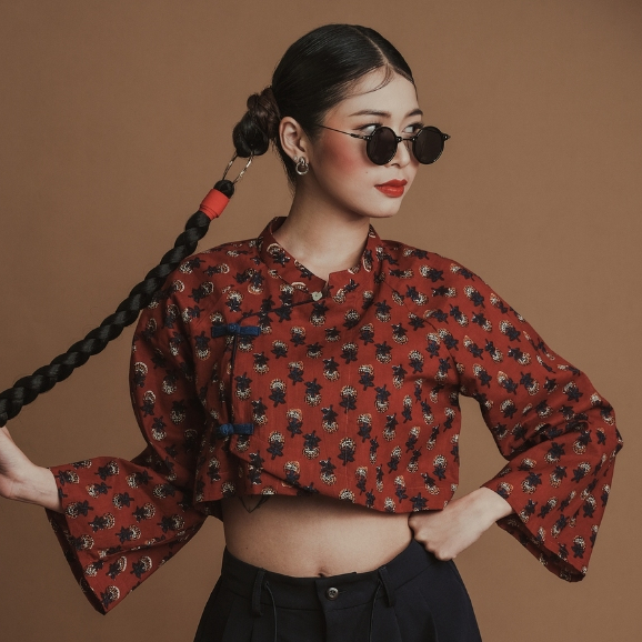 (JUN) เสื้อเชิ้ตผู้หญิง สีแดงลายดอกไม้ รุ่น ASSA (CNY Shirt 2026)