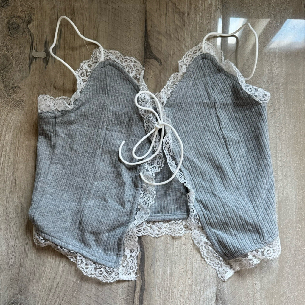 🫶🏻 y.jia เสื้อสายเดี่ยว มือ 2