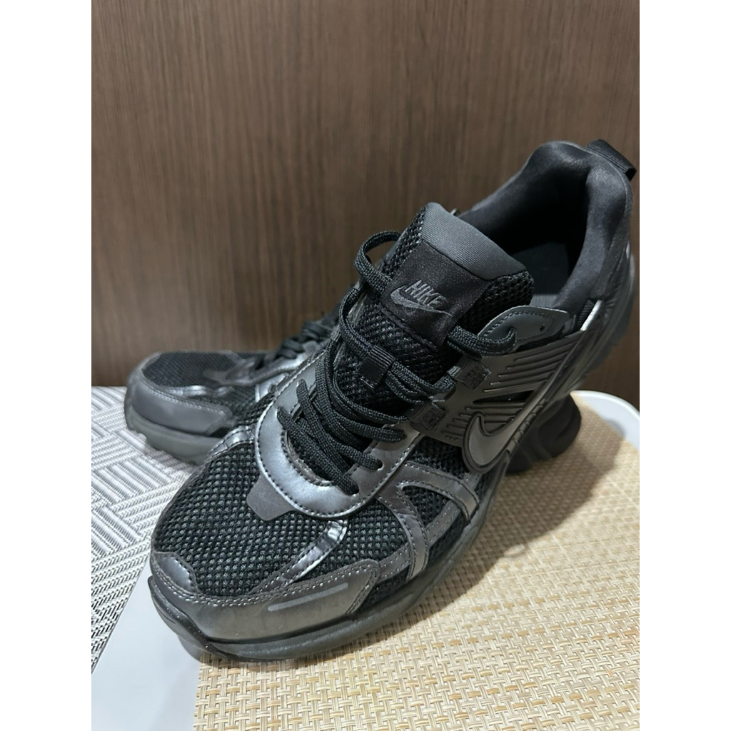 ส่งต่อมือสอง Nike V2K Run รองเท้าสำหรับผู้ชาย