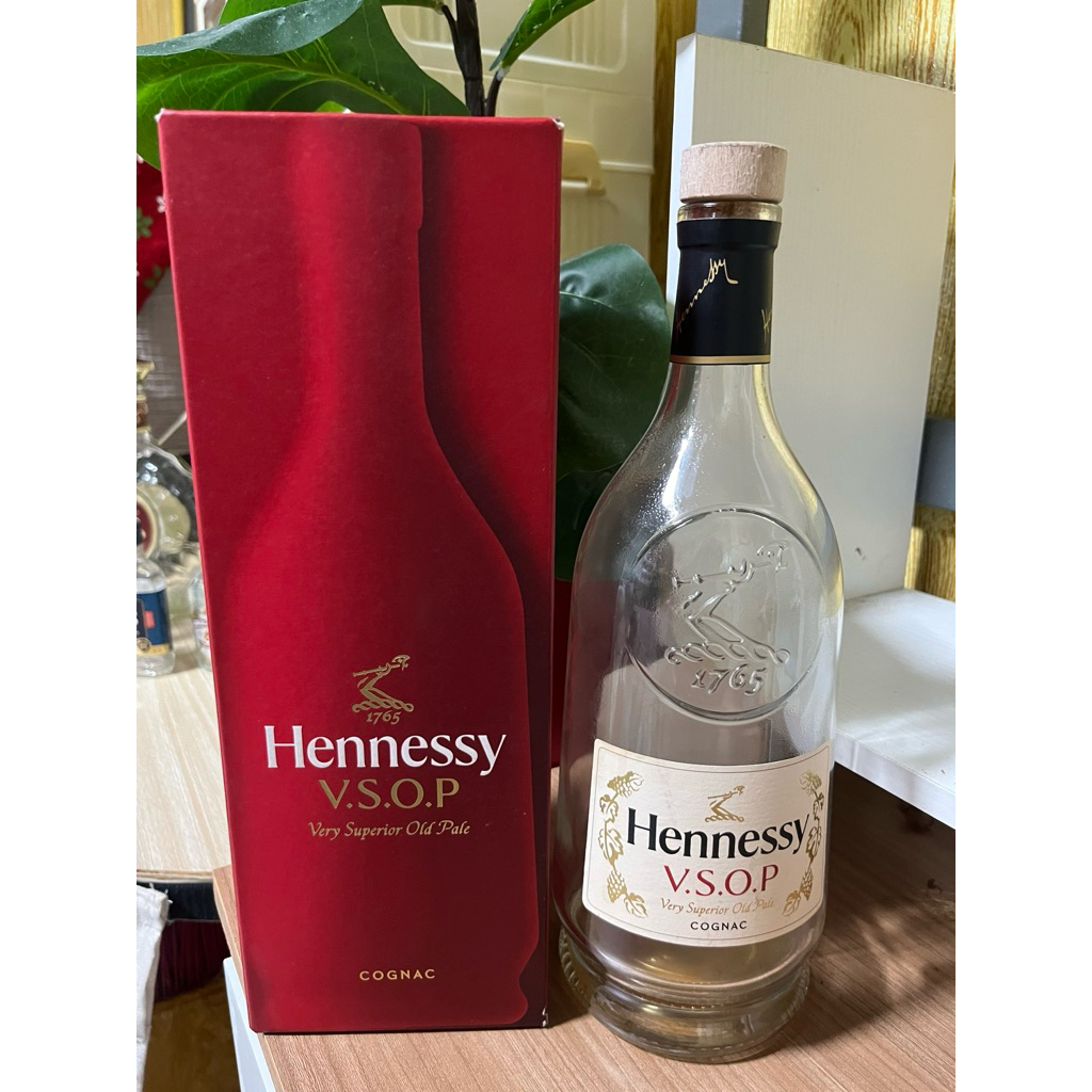 ขวดเหล้าเปล่า Hennessy VSOP พร้อมกล่องขวดแก้ว สำหรับแต่งบ้านแต่งร้าน