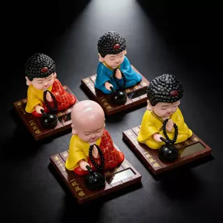 อุปกรณ์ตกแต่งภายในรถยนต์ เณรน้อย นั่งสวดมนต์ พลังงานแสงอาทิตย์ เสริมดวง การงาน การเงิน ค้าขาย
