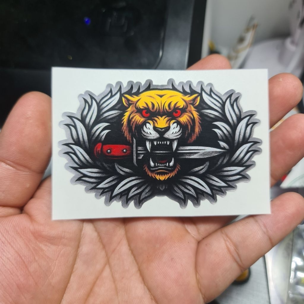 สติกเกอร์ติดรถ เสือคาบดาบตาแดง ขนาด 5×8 cm รายละเอียดคมชัด