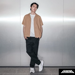 SHWING กางเกงขายาวชิโน่ ผ้า Cotton ยืด หนานุ่ม เอวมีเชือก และซิปกระดุม ทรงกระบอก Stretch Chino Pants