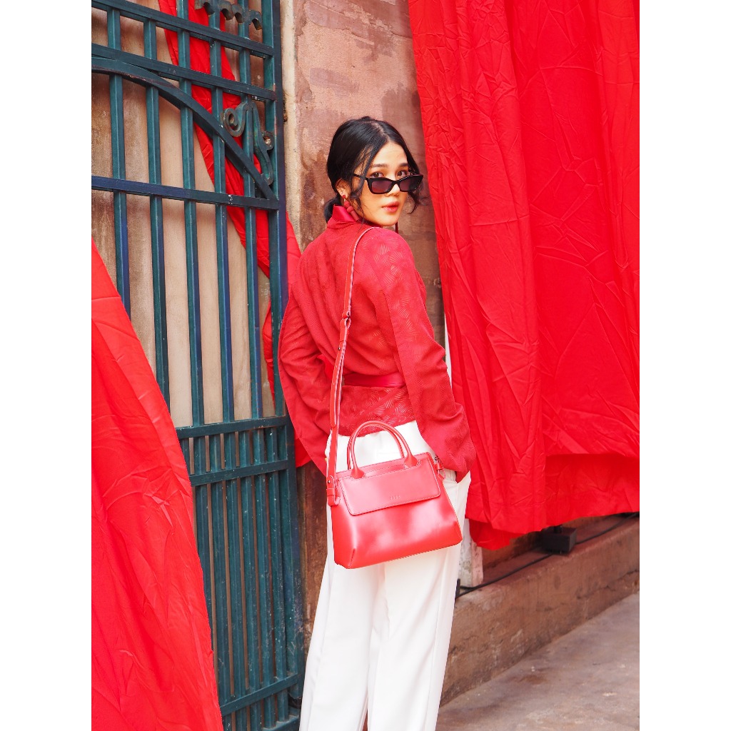 Clearance SALE ไม่สามารถเปลี่ยนคืนได้ Red SNAP Leather Bag กระเป๋าสะพายหนังแท้ By VARA-สีแดง