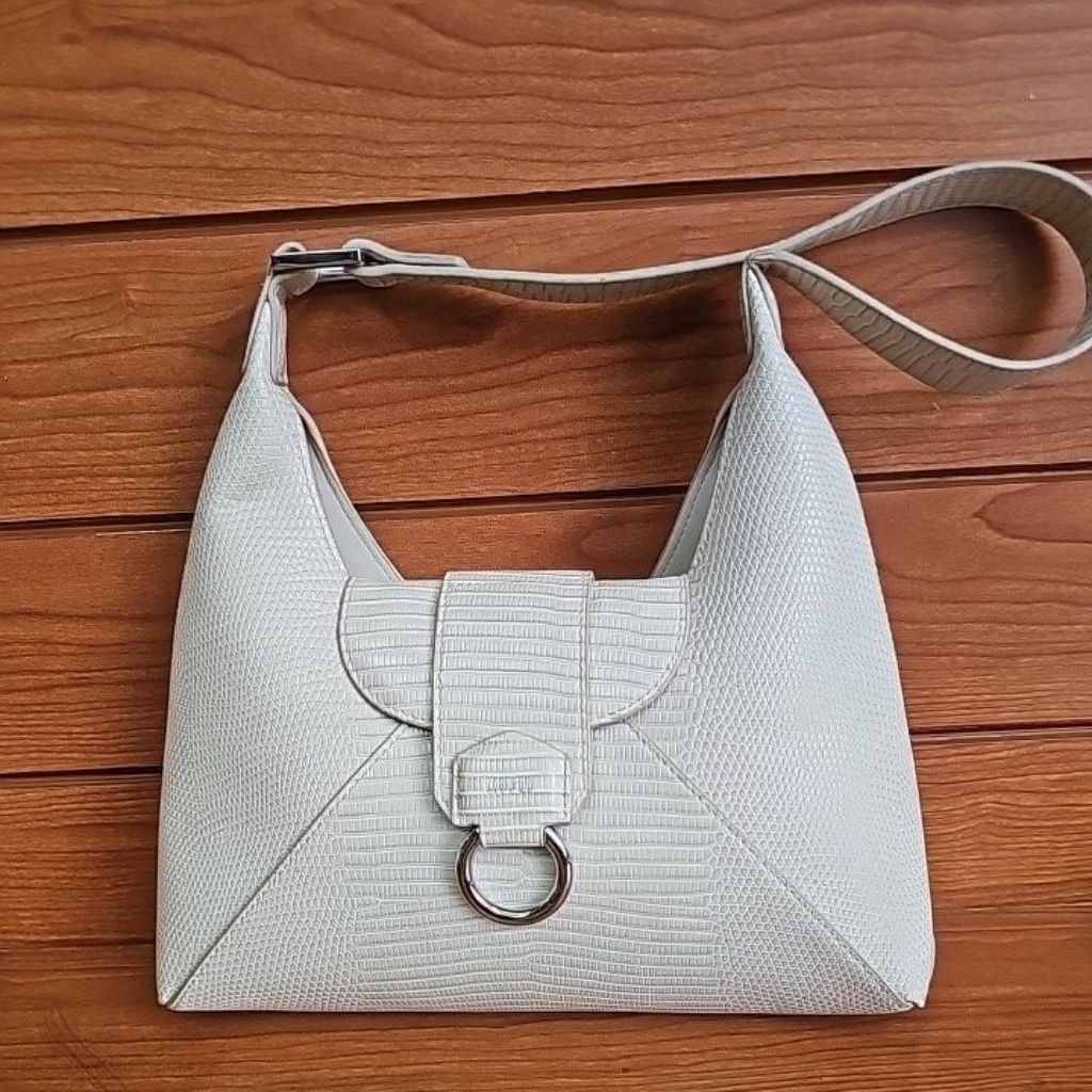 กระเป๋าคล้องไหล่ JW_PEI