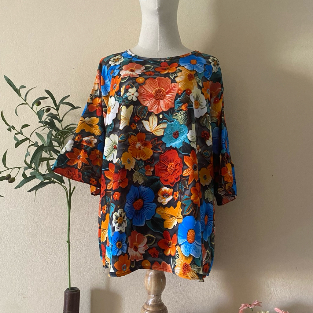 เสื้อสตรีแขนสามส่วน  แขนสามส่วน แต่งระบาย ผ้าไหมอิตาลี อกวัดจริง44“ ลายดอก สามมิติ สวยใส่สบาย ใส่สงกรานต์ พร้อมส่ง
