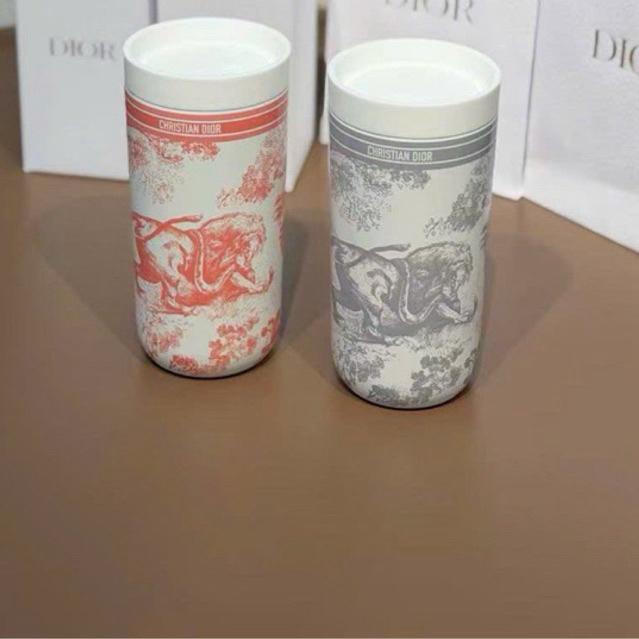 แก้วเก็บอุณหภูมิ  Toile de Jouy เป็นของขวัญพรีเมียมสำหรับลูกค้าระดับ Platinum มีกล่องและถุงกระดาษให้นะค่ะ